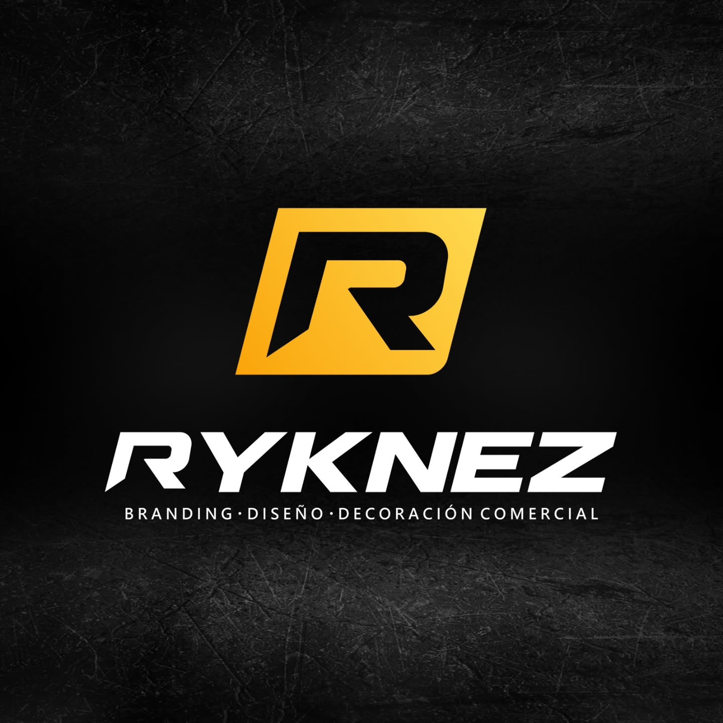 Placa de marca Ryknez: branding, diseño y decoración comercial
